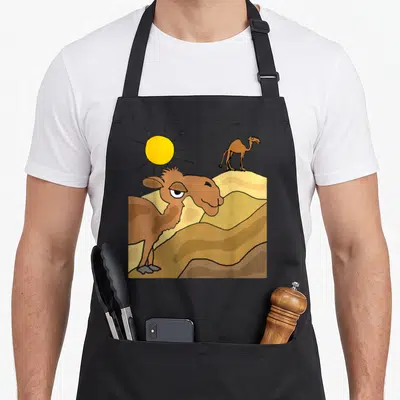 Tablier de cuisine noir avec illustration de deux camels dans un désert aux dunes ondulantes et un soleil jaune lumineux.