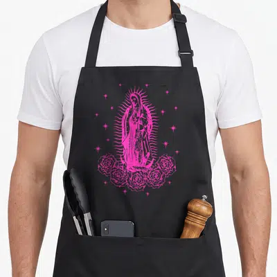 Tablier de cuisine noir avec une illustration rose vif représentant Notre-Dame de Guadalupe Nuestra Senora entourée d'étoiles et de roses.