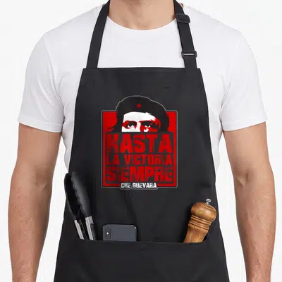 Tablier de cuisine noir avec portrait de Che Guevara et texte Hasta La Victoria Siempre en rouge et blanc.