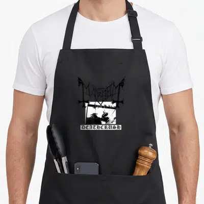 Tablier de cuisine noir avec le logo Mayhem et l'image Deathcrush en blanc et noir.