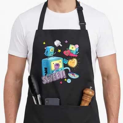 Tablier de cuisine noir avec illustration colorée de BMO robot bleu et texte SWEET entouré d'étoiles et de cœurs roses.