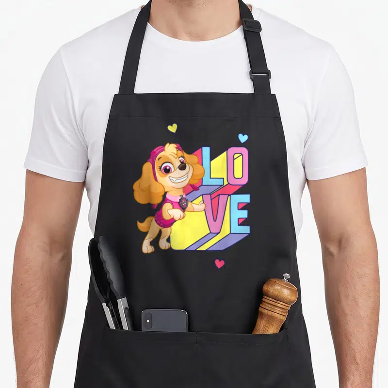 Tablier de cuisine noir avec Skye Love et des cœurs colorés sur le devant.