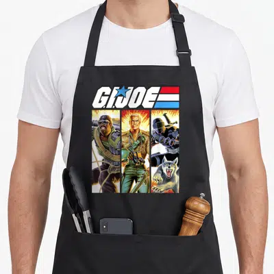 Tablier de cuisine noir avec illustration colorée de trois personnages G.I. Joe et un loup sur fond de flammes.