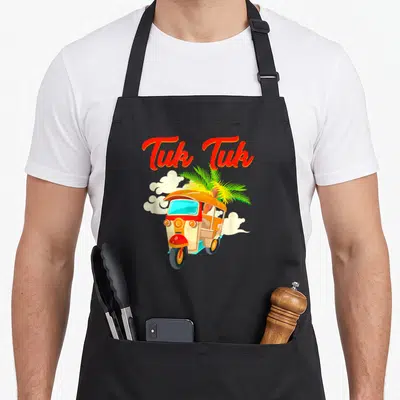 Tablier de cuisine noir avec illustration d'un Tuk Tuk Thaïlande Taxi coloré et du texte Tuk Tuk en rouge au-dessus.