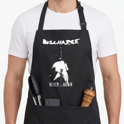 Tablier de cuisine noir avec illustration blanche représentant une silhouette sous une lance et des textes stylisés.