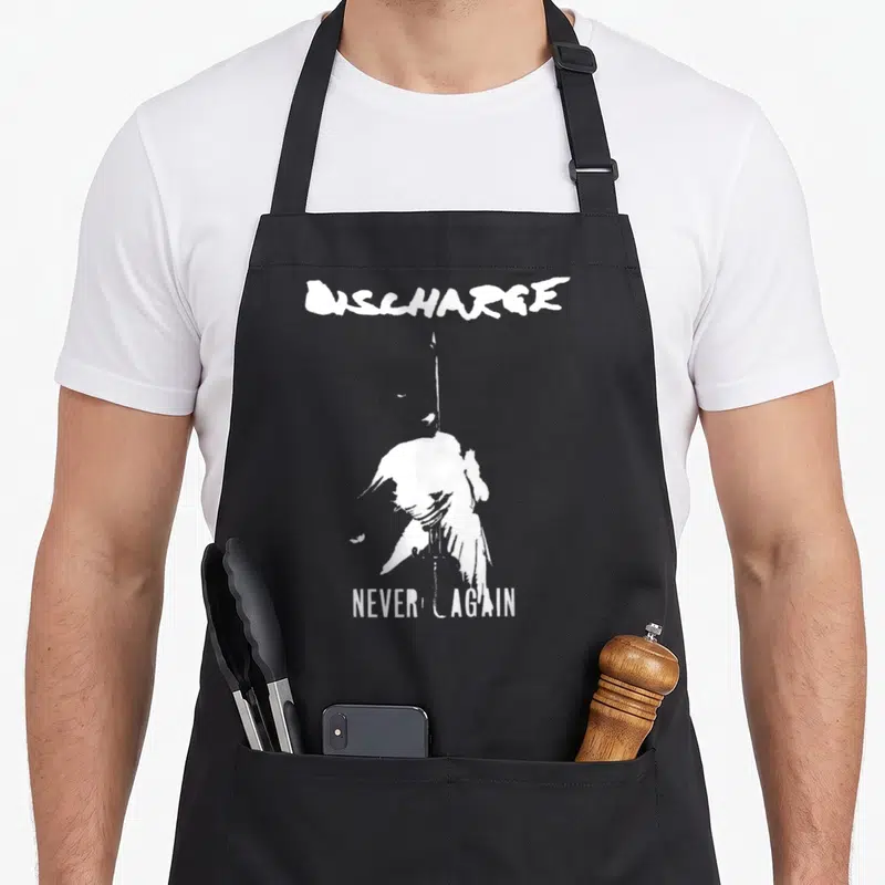 Tablier de cuisine noir avec illustration blanche représentant une silhouette sous une lance et des textes stylisés.