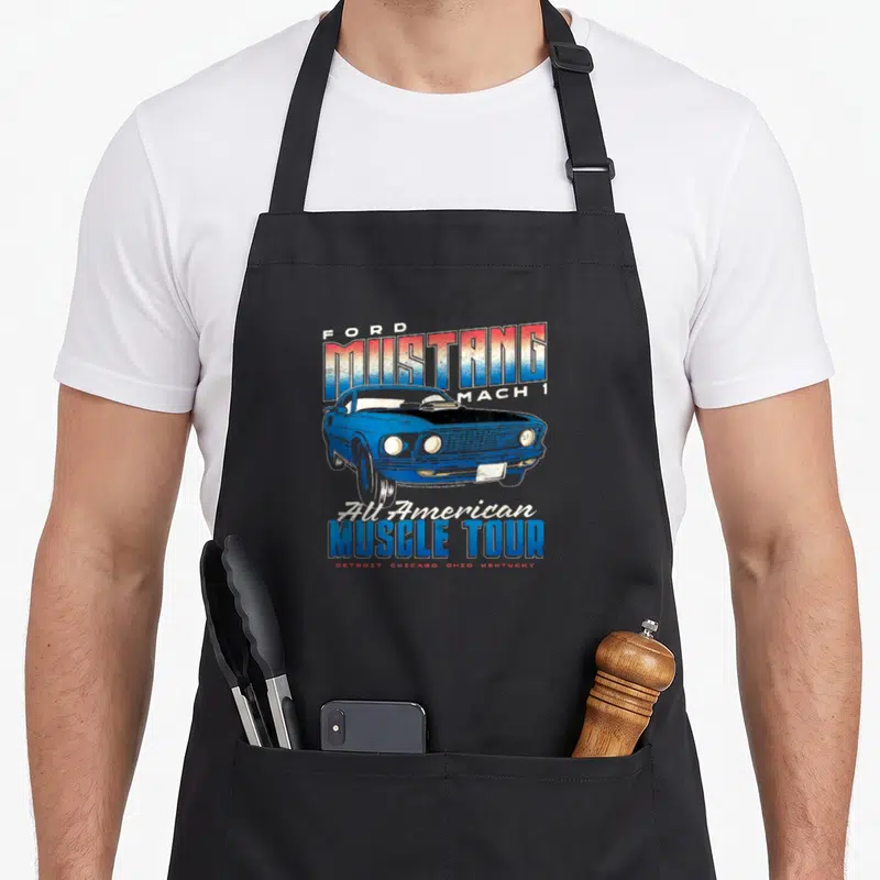 Tablier de cuisine noir avec illustration vintage d'une Ford Mustang Mach 1 bleue et typographie retro.