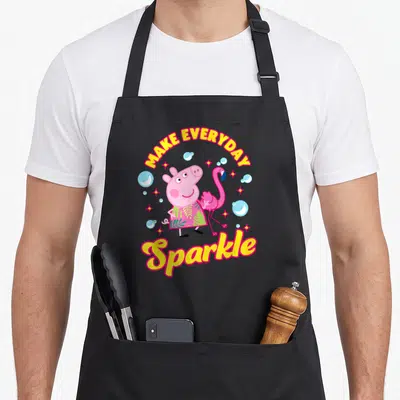 Tablier de cuisine noir avec Peppa Pig tenant un flamant rose et l'inscription Make Everyday Sparkle.