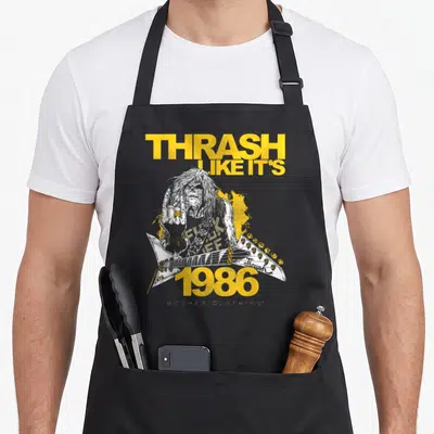 Tablier de cuisine noir avec un musicien rock au cheveu long et une guitare blanche imprimés en jaune et blanc.