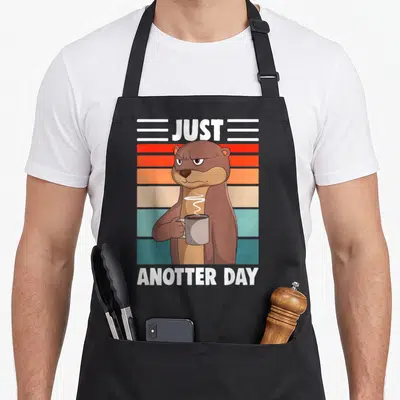 Tablier de cuisine noir avec un loutre brun tenant une tasse fumante sur fond de bandes colorées vintage