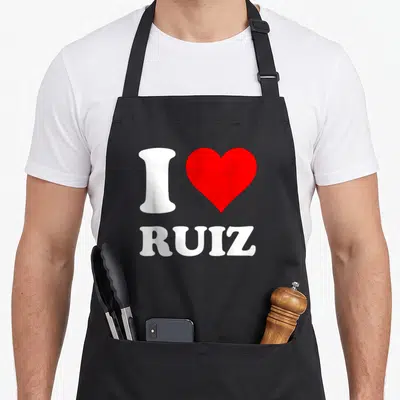 Tablier de cuisine noir avec inscription blanche I Love Ruiz et un grand cœur rouge au centre du motif imprimé.
