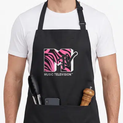 Tablier de cuisine noir avec un grand logo MTV aux motifs zébrés roses et noirs sur fond gris.