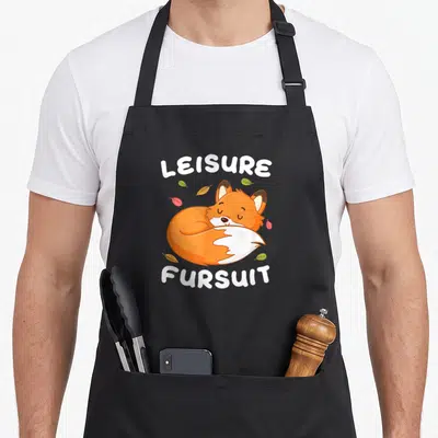 Tablier de cuisine noir avec renard orange dormant et texte leisure fursuit