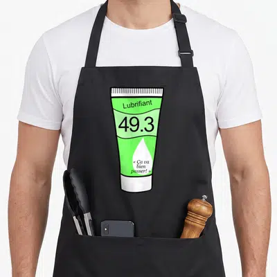 Tablier de cuisine noir avec illustration d'un tube vert lubrifiant portant la mention 49.3 ça va bien passer.
