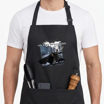 Tablier de cuisine noir avec illustration de Batman et le texte The Dark Knight Rises Batarang Throw