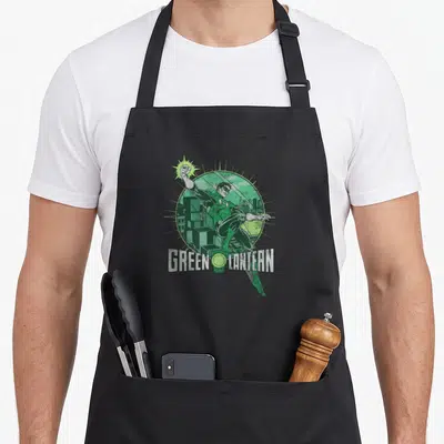 Tablier de cuisine noir avec illustration du super-héros Green Lantern en action devant un paysage urbain vert et le logo du personnage.
