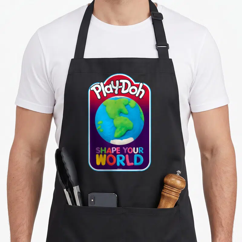 Tablier de cuisine noir avec illustration Play-Doh Shape Your World et globe terrestre en pâte colorée.