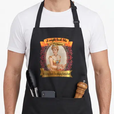 Tablier de cuisine noir avec illustration vintage d'une femme en robe jaune et bandes orange portant le texte I might look like but in my head I'm playing harpsichord.