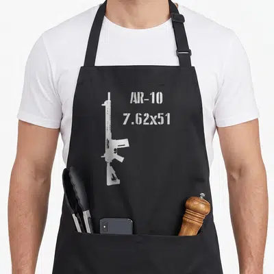 Tablier de cuisine noir avec illustration blanche d'une carabine et texte AR-10 7.62x51 en typographie pochoir.