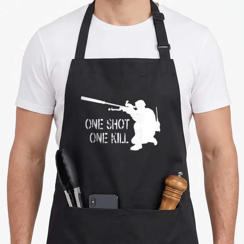 Tablier de cuisine noir avec silhouette blanche d'un sniper et le texte One Shot One Kill imprimé au centre.