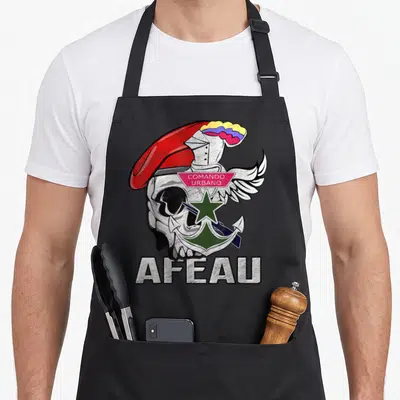 Tablier de cuisine noir avec un crâne portant une casquette rouge, une ancre verte et le texte AFEAU imprimé en blanc.