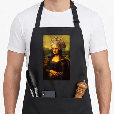 Tablier de cuisine noir avec reproduction de la Mona Lisa coiffée d'un kokoshnik orné de gemmes et de dentelle.