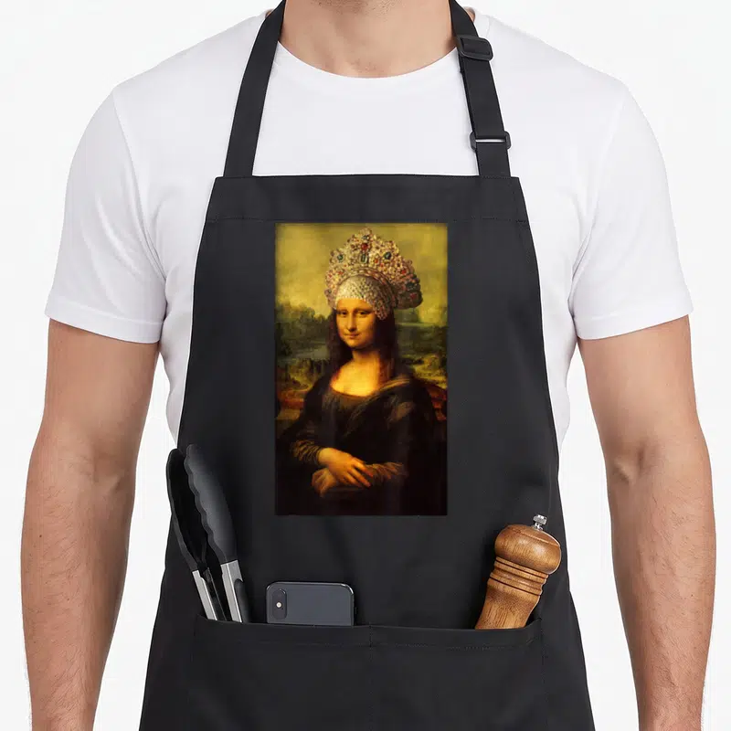 Tablier de cuisine noir avec reproduction de la Mona Lisa coiffée d'un kokoshnik orné de gemmes et de dentelle.