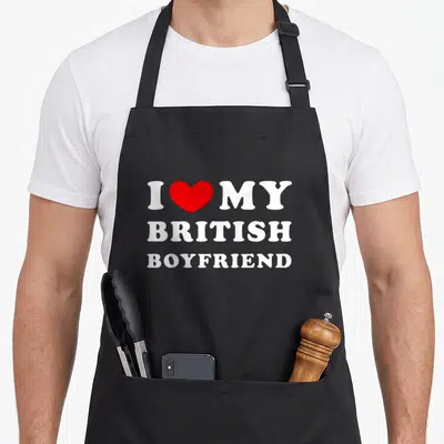 Tablier de cuisine noir avec inscription blanche I Love My British Boyfriend et un cœur rouge central.
