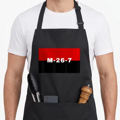 Tablier de cuisine noir avec un motif rectangulaire rouge et noir portant l'inscription M-26-7 en blanc au centre.