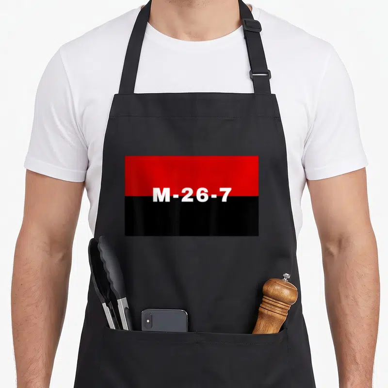 Tablier de cuisine noir avec un motif rectangulaire rouge et noir portant l'inscription M-26-7 en blanc au centre.