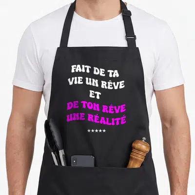 Tablier de cuisine noir avec texte blanc et rose vif et cinq étoiles blanches en bas.