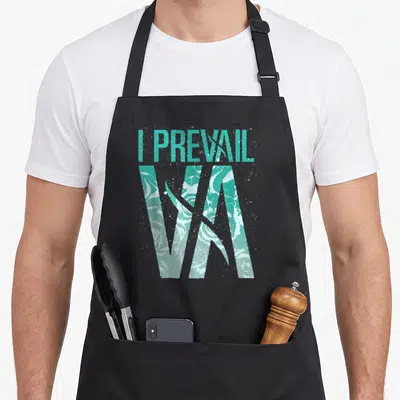 Tablier de cuisine noir avec logo I Prevail en turquoise contenant des roses blanches stylisées et une texture vieillie.