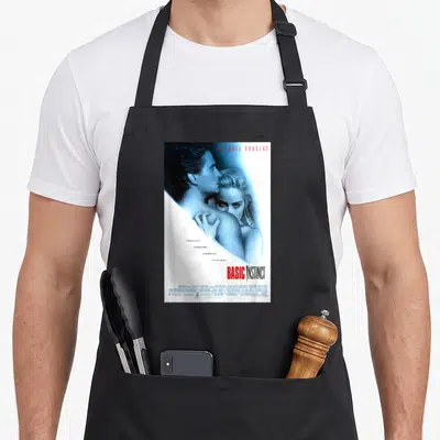 Tablier de cuisine noir avec une reproduction du poster de Basic Instinct en teintes bleues et rouges.