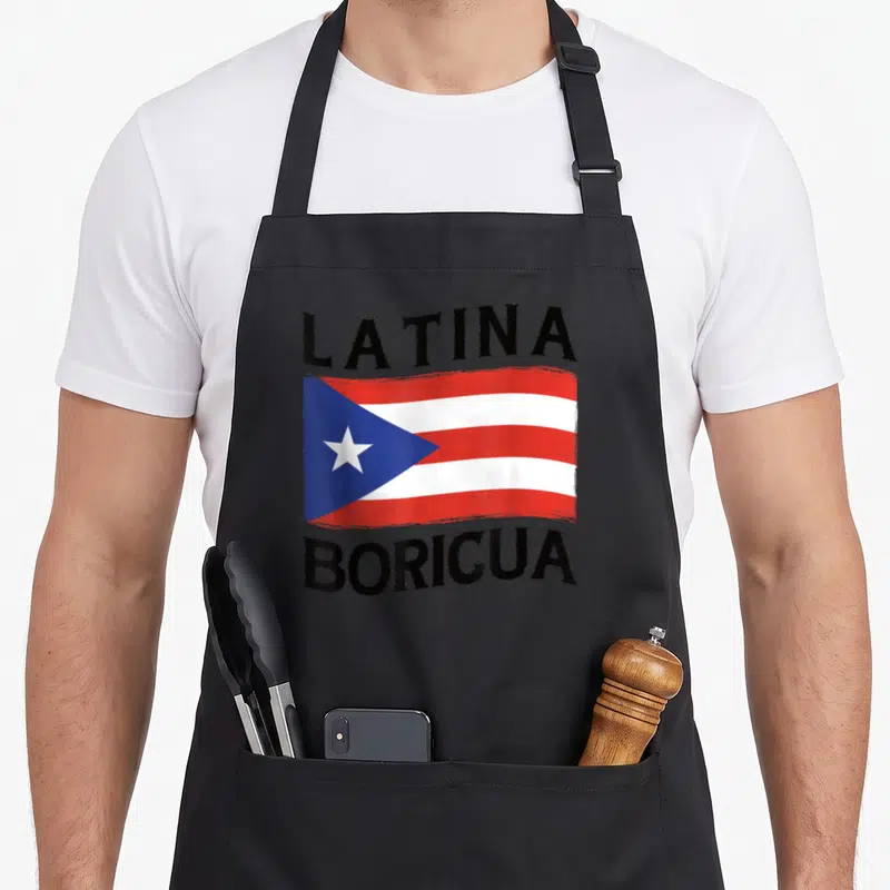 Tablier de cuisine noir avec le drapeau de Porto Rico et les mots Latina Boricua en typographie noire.