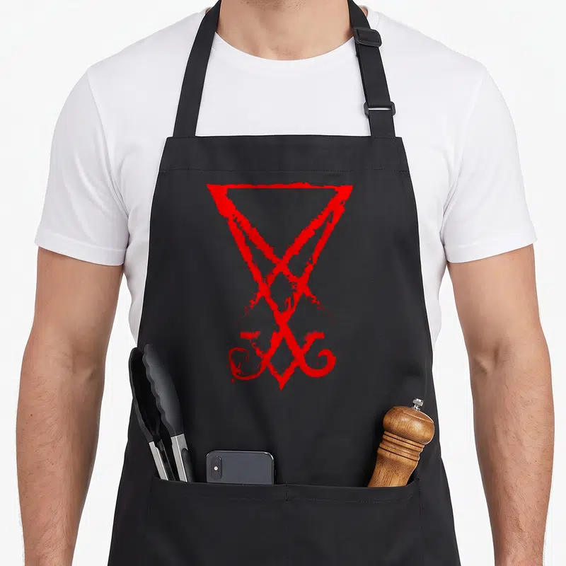 Tablier de cuisine noir avec un sceau rouge stylisé représentant le Sceau de Lucifer au centre du vêtement.