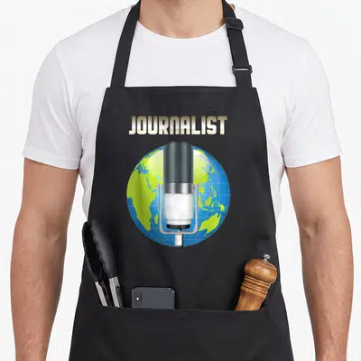 Tablier de cuisine noir avec illustration microphone et globe terrestre sous le mot Journalist