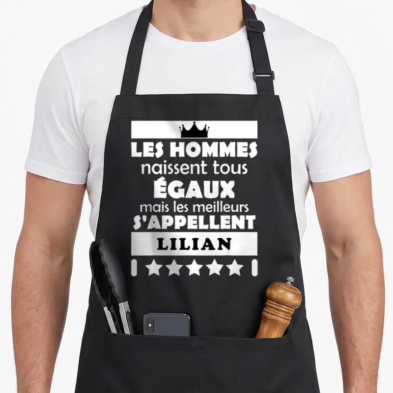 Tablier de cuisine noir avec une citation blanche sur le prénom Lilian, une couronne et cinq étoiles en bas.