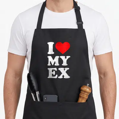 Tablier de cuisine noir avec inscription blanche J'aime mon ex et un cœur rouge stylisé au centre.