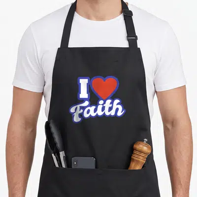Tablier de cuisine noir avec inscription J'aime Faith, cœur rouge et contour bleu vif au centre du torse.