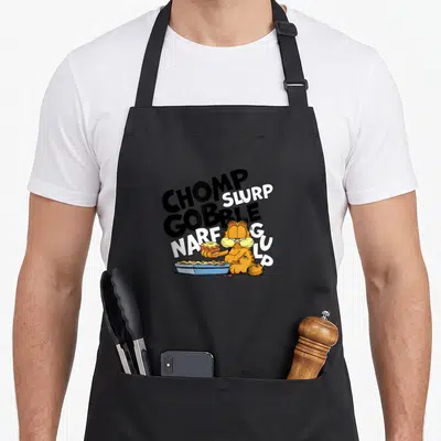 Tablier de cuisine noir avec Garfield mangeant une lasagne entouré des mots Chomp Gobble Slurp Gulp Narf.
