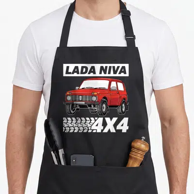 Tablier de cuisine noir avec illustration d'une Lada Niva 4x4 rouge et les mots LADA NIVA 4X4 en blanc.