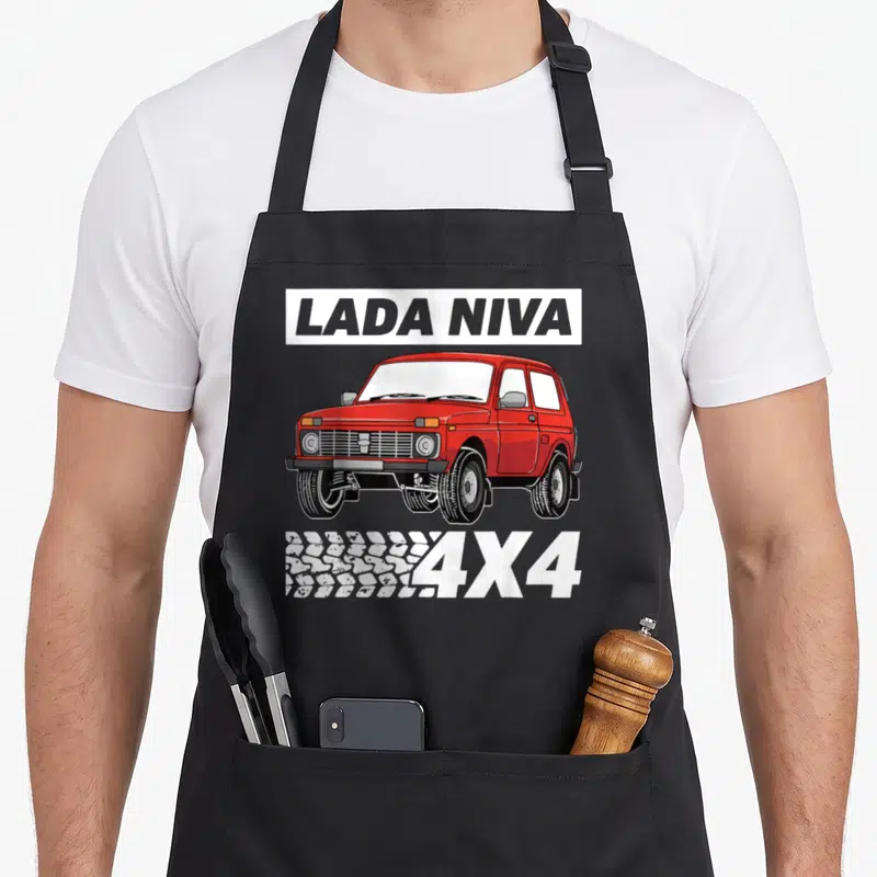 Tablier de cuisine noir avec illustration d'une Lada Niva 4x4 rouge et les mots LADA NIVA 4X4 en blanc.