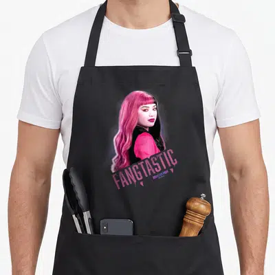 Tablier de cuisine noir avec une illustration d'une fille aux cheveux rose et noir portant le texte Fangtastic Monster High.