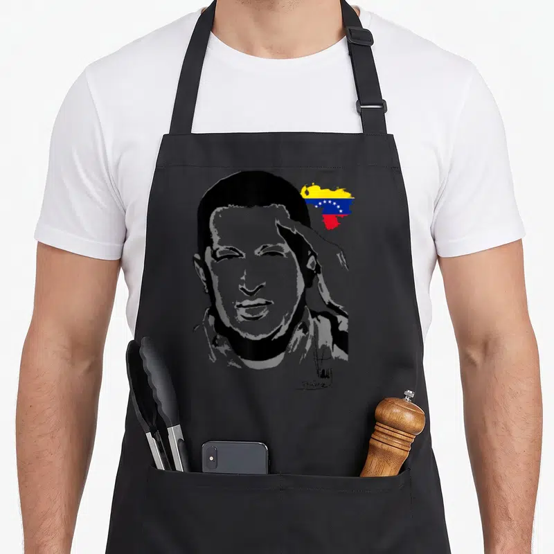 Tablier de cuisine noir avec portrait stylisé de Hugo Chavez et carte du Venezuela aux couleurs du drapeau.