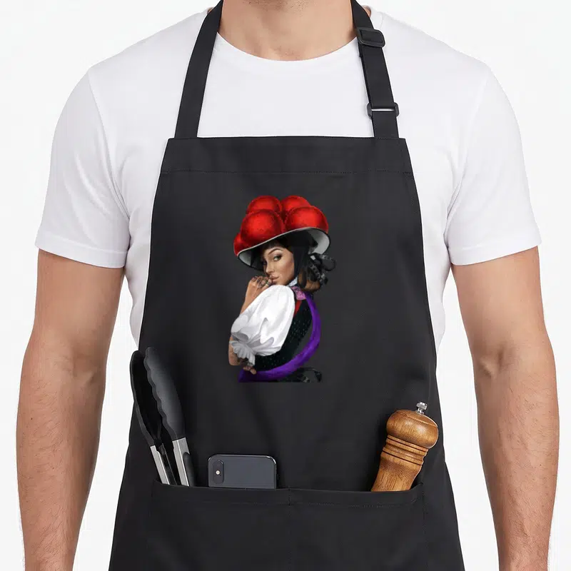 Tablier de cuisine noir avec illustration d'une femme au grand chapeau rouge et tenues traditionnelles colorées.