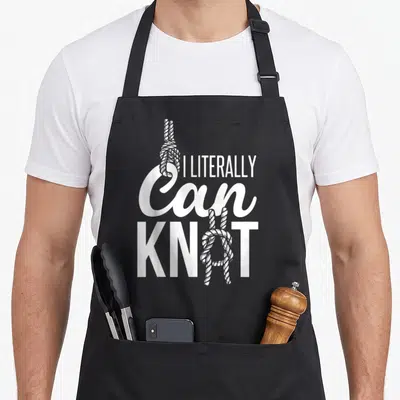 Tablier de cuisine noir avec typographie blanche et illustration de corde nouée intégrant la lettre A du mot KNAT.