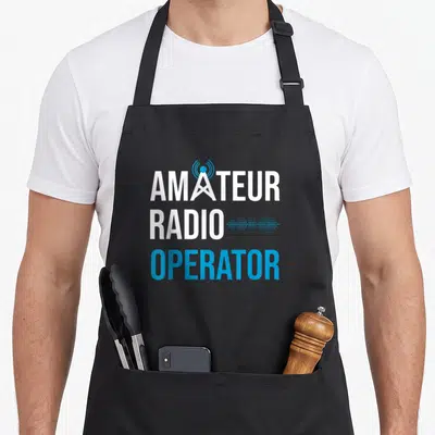 Tablier de cuisine noir avec linscription Amateur Radio Operator en blanc et bleu et une icône dantenne.
