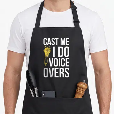 Tablier de cuisine noir avec illustration micro jaune et texte blanc Cast Me I Do Voice Overs vertical.