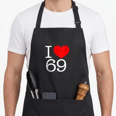 Tablier de cuisine noir avec un cœur rouge et le texte I Love 69 imprimé en blanc au centre.