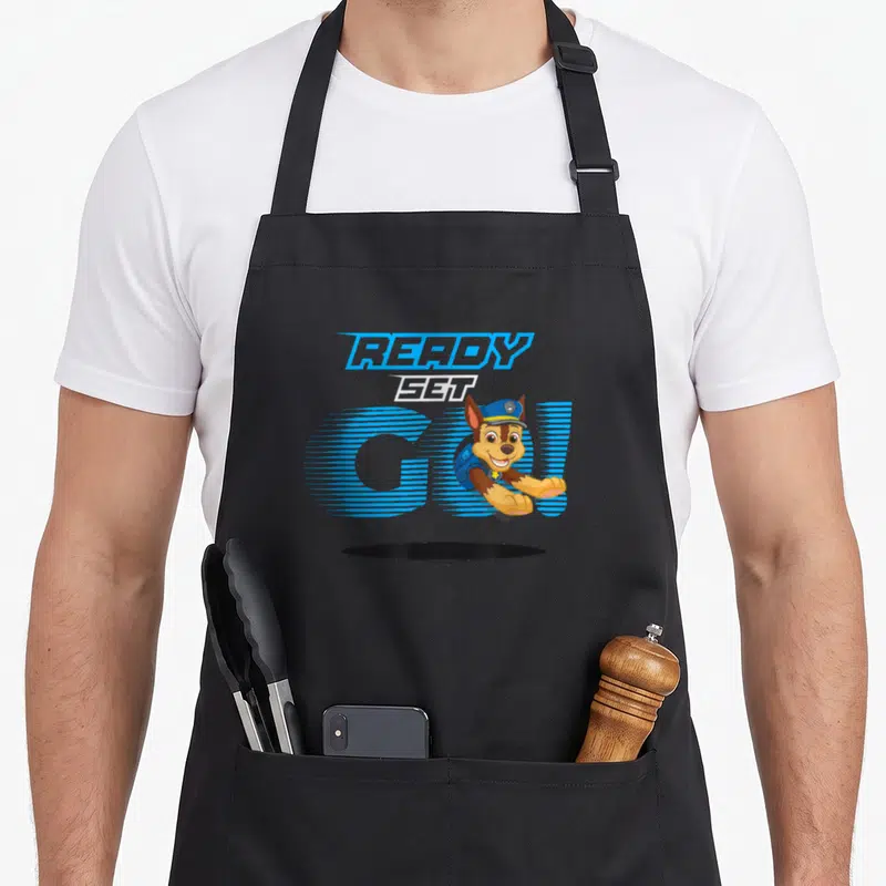 Tablier de cuisine noir avec illustration de Chase et texte Ready Set Go en bleu vif